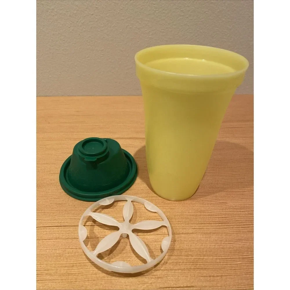 Tupperware 844 quick Shake Gravy Drink Mixer Blender Shaker Yellow Green